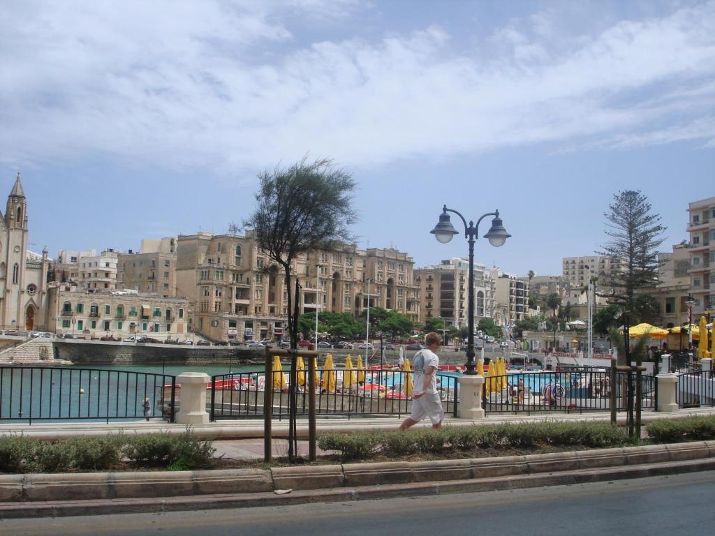 Simons Apartments Minutes Away From Balluta Bay And St Julians Sliema Ruang foto