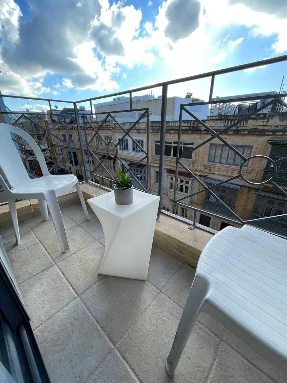 Simons Apartments Minutes Away From Balluta Bay And St Julians Sliema Bagian luar foto